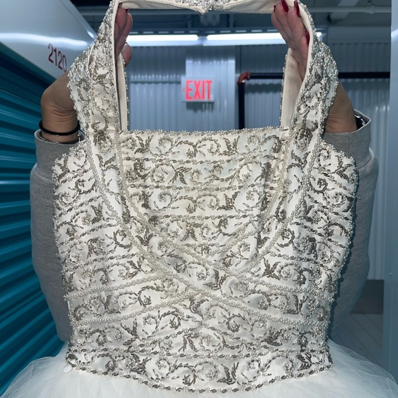Preowned Eva Scaasi Wedding Dress (with veil & cathedral train included) Size 4 - Picture 2 of 7